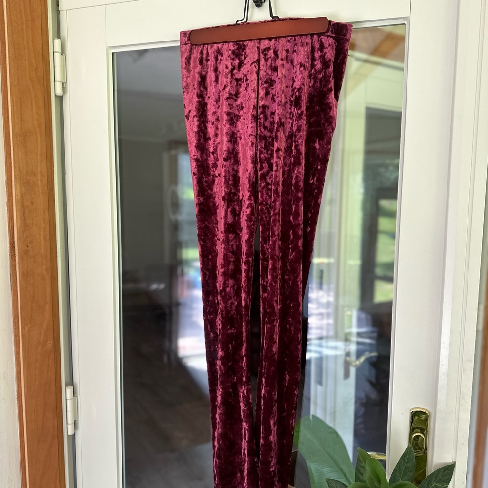 Maroon, velvet legging.